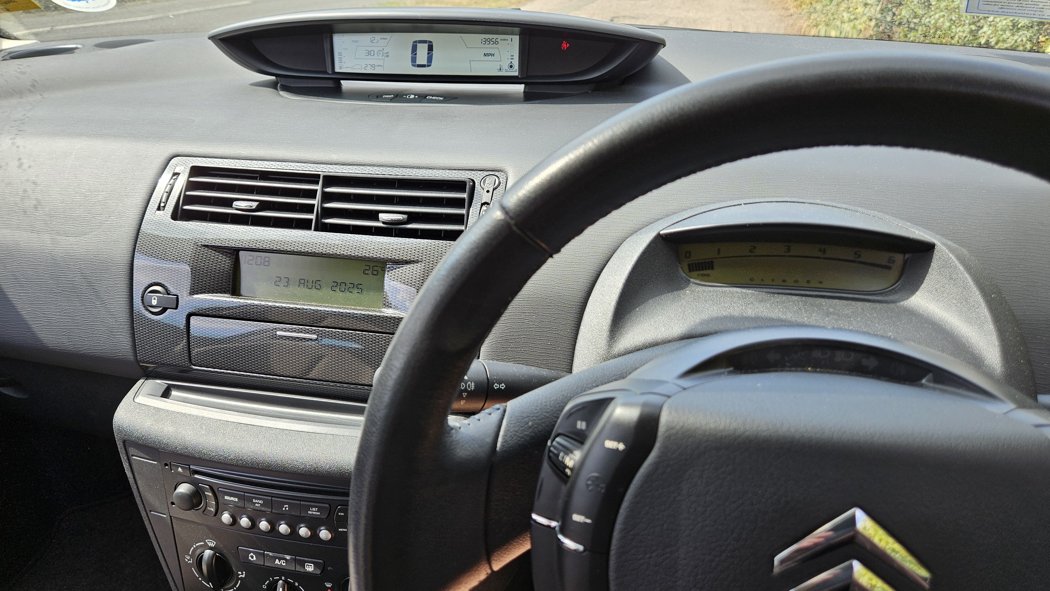 Car Photo 18